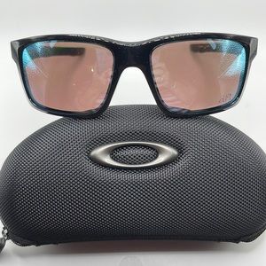 NWOT. Men’s Oakley MainLink sunglasses. Mirrored lenses.